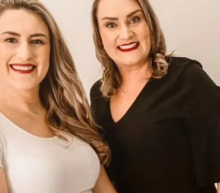 Duas mulheres da família Zaccaron sorrindo lado a lado