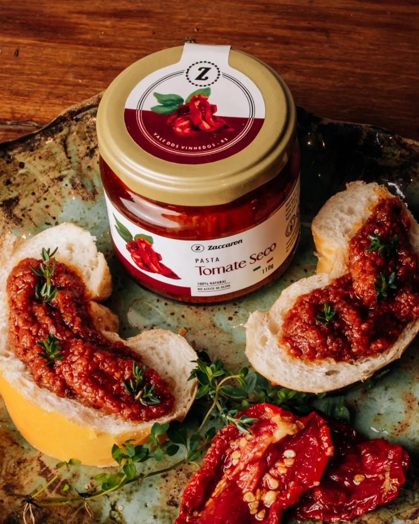 Pasta de Tomate Seco Zaccaron servida em fatias de pão